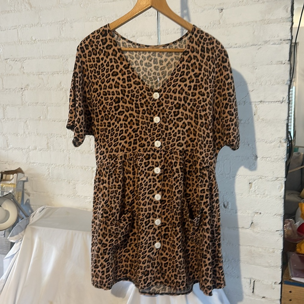 Gorgeous Leopard Print Pocketed Button Up Dress Size Medium